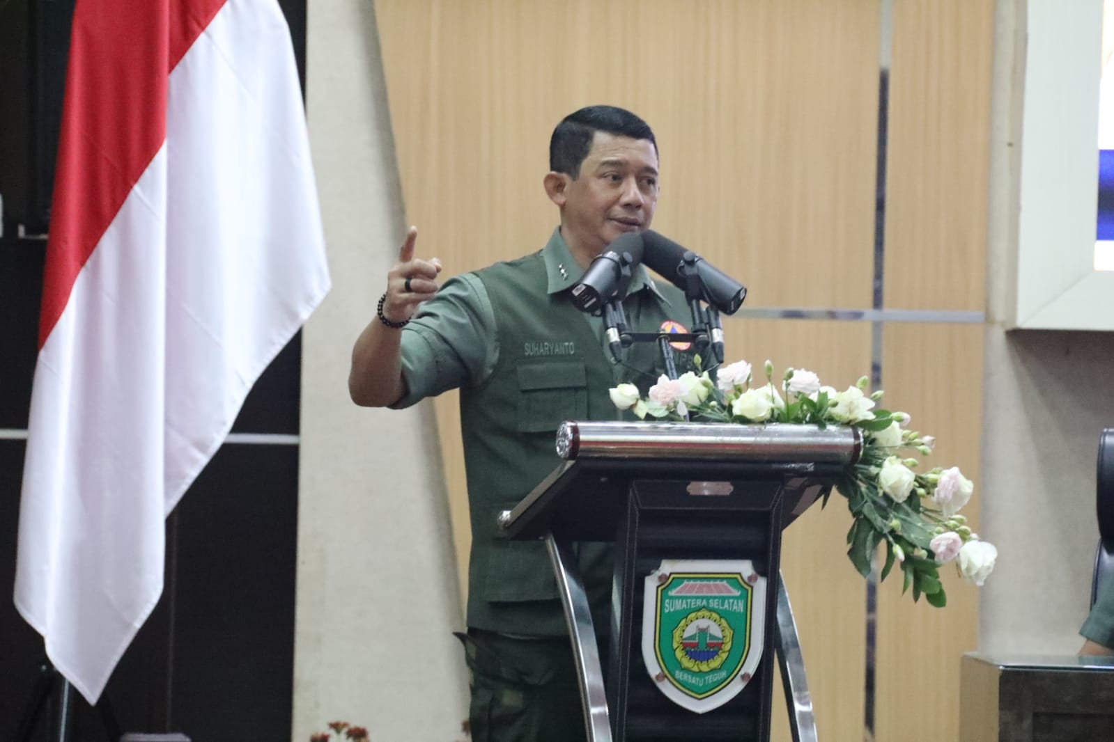 Kepala BNPB Letjen TNI Suharyanto saat memberikan paparan pada Rapat Koordinasi Penanganan Kebakaran Hutan dan Lahan di Kantor Gubernur Sumatera Selatan, Palembang, Sumatera Selatan pada Selasa (12/9).